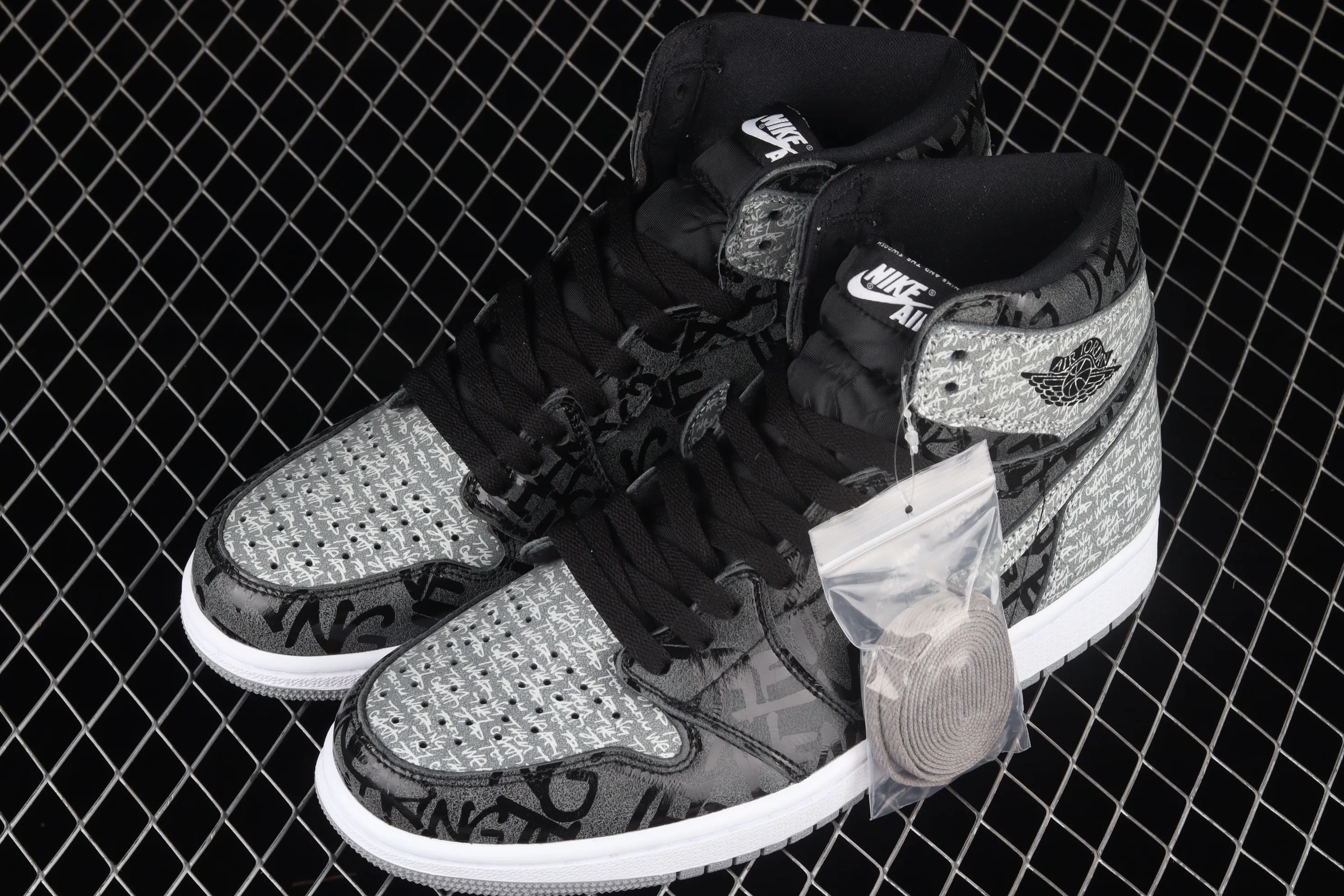 All categories Air Jordan Jordan series basketball shoes Air Jordan 1 High Air Jordan 1 High OG "Rebellionaire" AJ1 Joe 1 black and gray banned "Rebelionaire" high-top basketball shoes 555088-036
